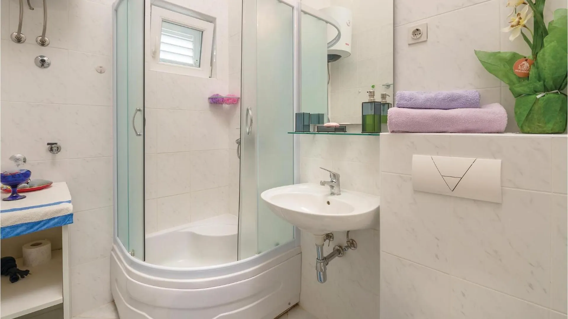 Awesome Home In Okrug Gornji With Kitchen 트로기르 펜션